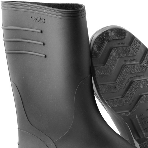 Bota de PVC preta cano m�dio sem forro