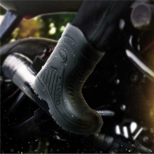 Bota de PVC preta cano m�dio sem forro Stradeiro 