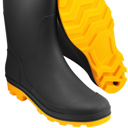 Bota de PVC preta com solado amarelo cano médio sem forro Bota de PVC preta com solado amarelo cano médio sem forro