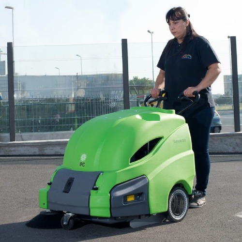 Varredeira de piso a bateria com sucção - 712ET 220V Varredeira de piso a bateria com sucção - 712ET 220V