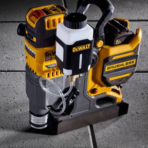 Furadeira com base magnética a bateria 20V Max Brushless sem bateria - DCD1623B Furadeira com base magnética a bateria 20V Max Brushless sem bateria - DCD1623B