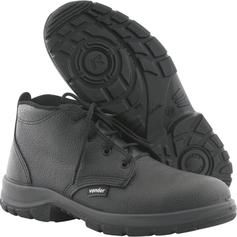 Botina em couro sint�tico com cadar�o